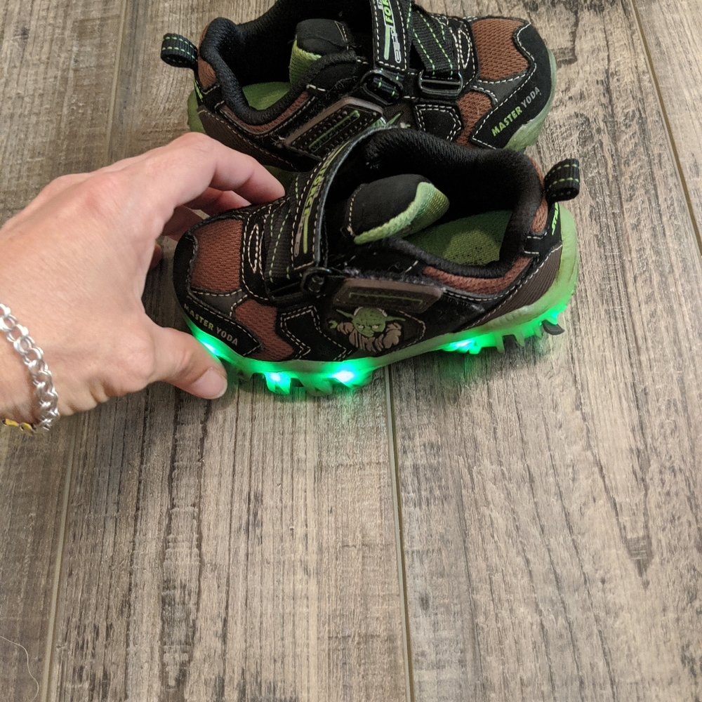 ✅4 for $20 sketchers sneakers